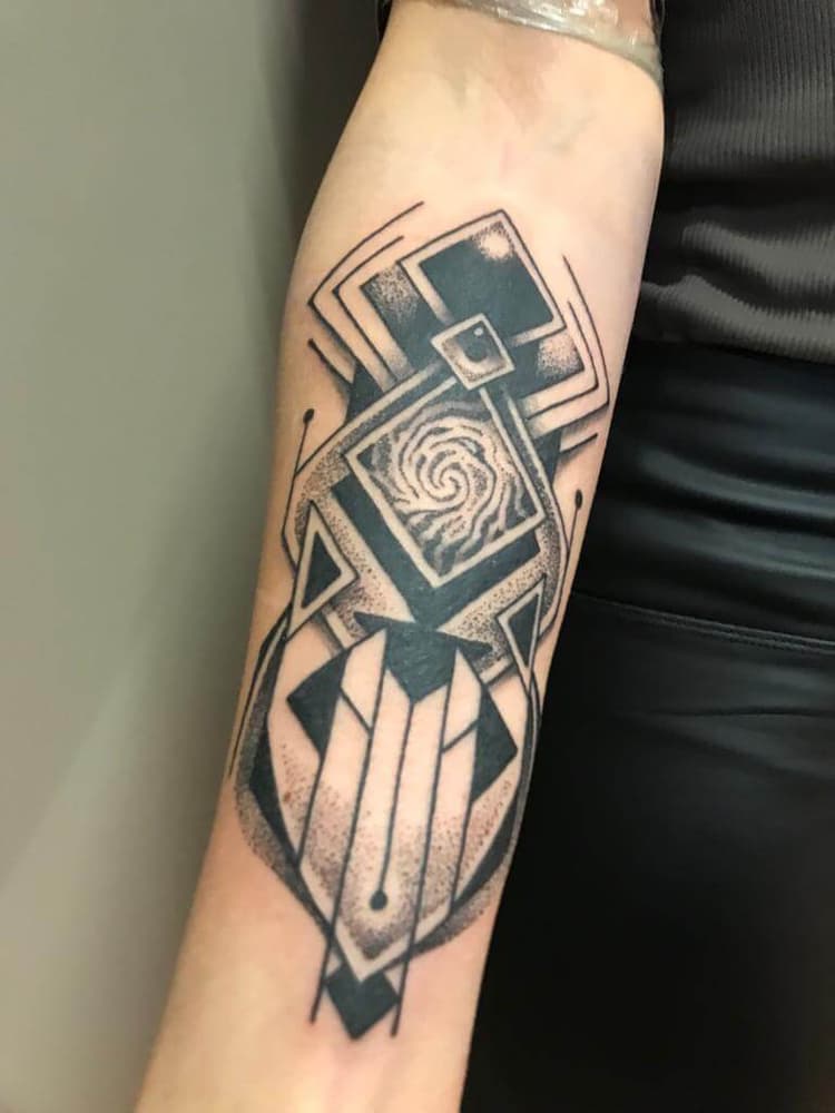 tatouage géométrique strasbourg, tatouage graphique strasbourg, tatouage dotwork strasbourg