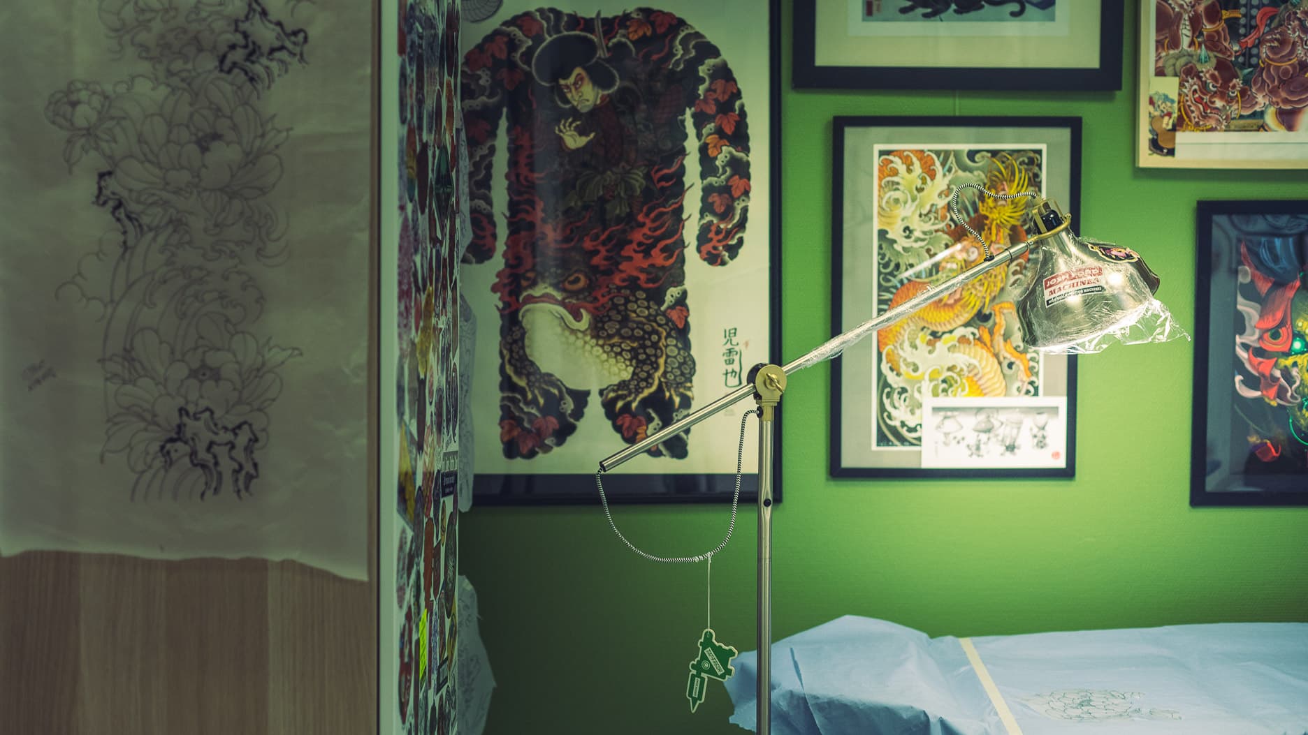 salon de tattoo neon cobra tattoo