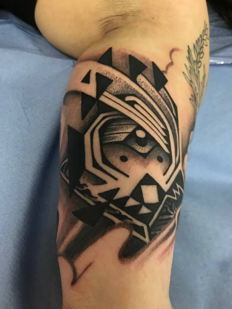 tatouage géométrique strasbourg, tatouage graphique strasbourg, tatouage dotwork strasbourg